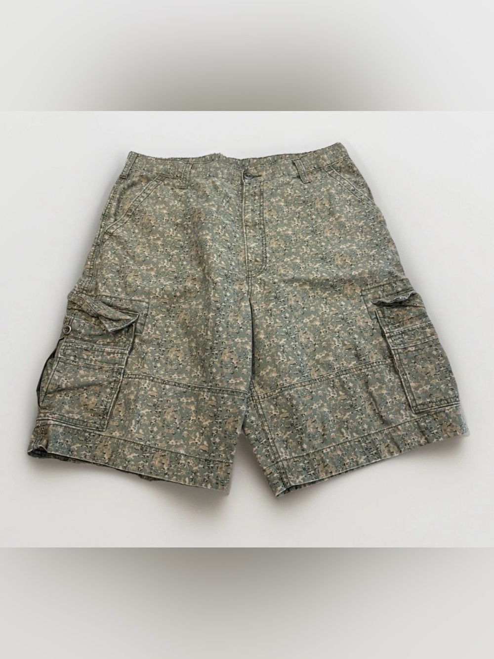 Levi’s Baggy Cargo Shorts Camo Army Print Size 38 Long Y2K Fit Casual Summer